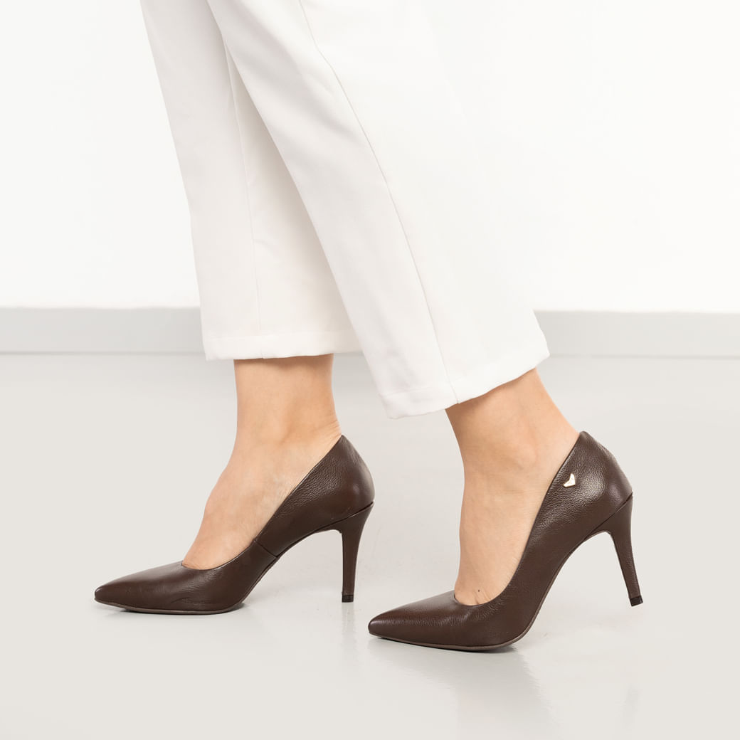 Scarpin feminino em couro marrom com salto fino de 9 cm mostrando design elegante e sofisticado